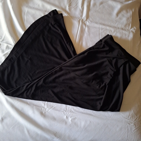 Black polyester elastic waist wide leg capris - Picture 1 of 4